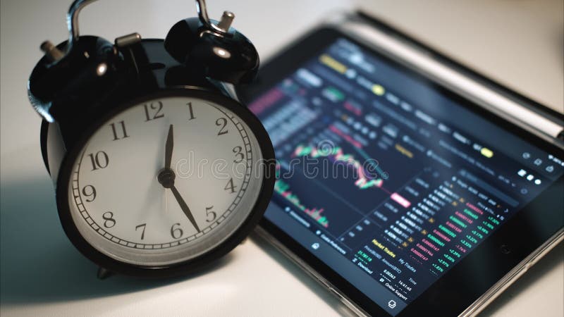 El tiempo de negocio de crecimiento es el concepto de dinero. collage de negocios con gráfico de crecimiento y reloj. tiempo de si metrajes