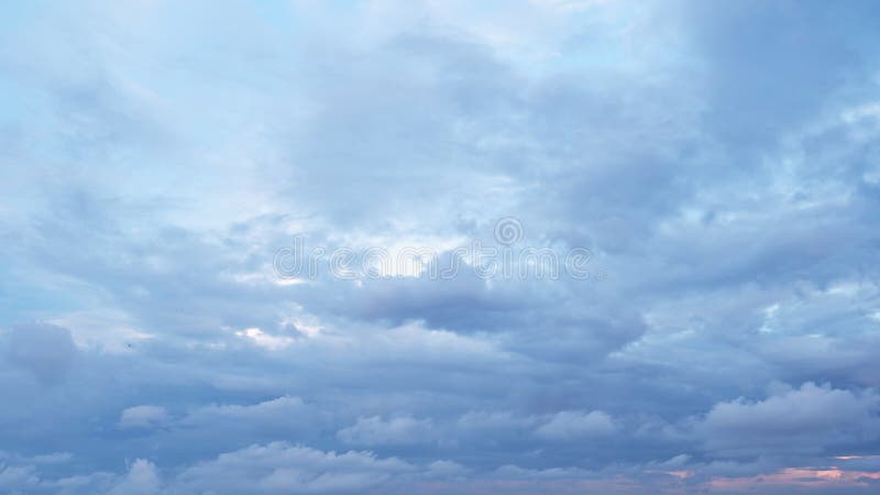 El tiempo de nube cae a la hora de la puesta del sol o a la hora de la mañana, hermosas nubes que fluyen en el tiempo del cielo