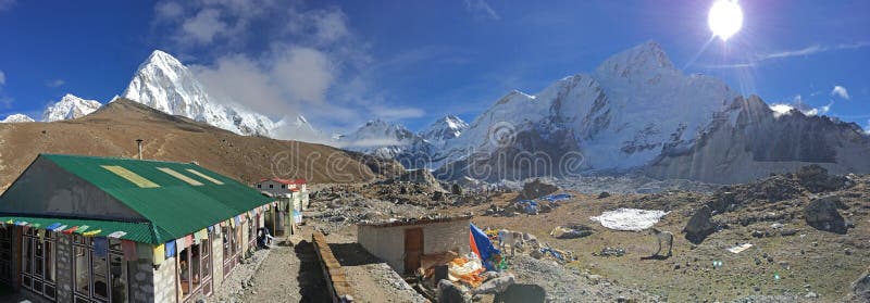 El tiempo hermoso en Gorak Shep con las pensiones nepalesas y nieve capsuló la gama Himalayan en el fondo fotografía de archivo libre de regalías El tiempo hermoso en Gorak Shep con las pensiones nepalesas y nieve capsuló la gama Himalayan en el fondo fotografía de archivo libre de regalías