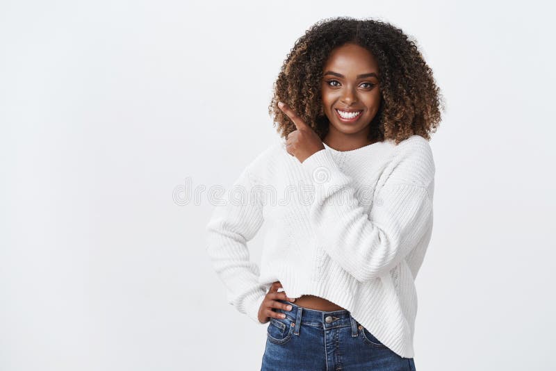 El tiempo toma la decisión correcta Sonrisa afro del peinado de la mujer atractiva de piel morena confiada del tamaño extra grand foto de archivo libre de regalías El tiempo toma la decisión correcta Sonrisa afro del peinado de la mujer atractiva de piel morena confiada del tamaño extra grand foto de archivo libre de regalías