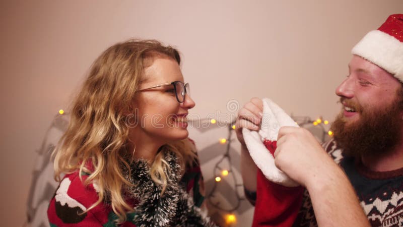El tipo en navidad trata a la chica con vino muerto y sonrisas almacen de video