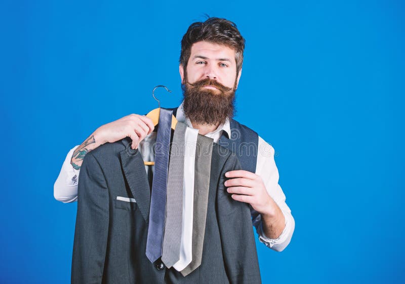 El tipo escogiendo corbata La corbata perfecta Concepto de compra Auxiliar de tienda o servicio de estilista personal Consejos de foto de archivo El tipo escogiendo corbata La corbata perfecta Concepto de compra Auxiliar de tienda o servicio de estilista personal Consejos de foto de archivo