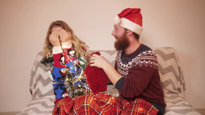 El tipo le da una sorpresa a la chica en navidad almacen de video