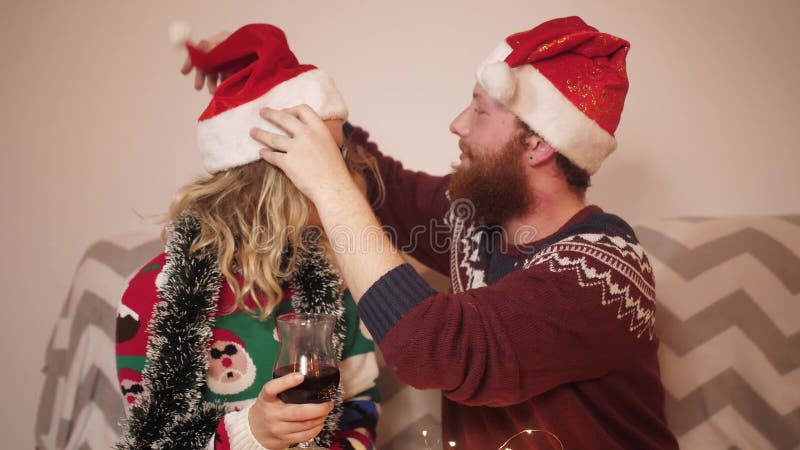 El tipo le pone a la chica un gorro de año nuevo almacen de video