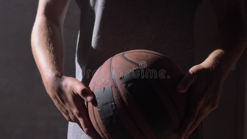 El tiro cercano del ` s del jugador de básquet da jugar con la bola almacen de metraje de vídeo