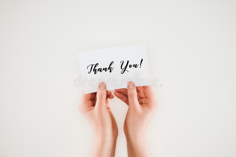 el tiro cosechado de la mujer que se sostiene de papel con le agradece las letras en manos imagen de archivo el tiro cosechado de la mujer que se sostiene de papel con le agradece las letras en manos imagen de archivo