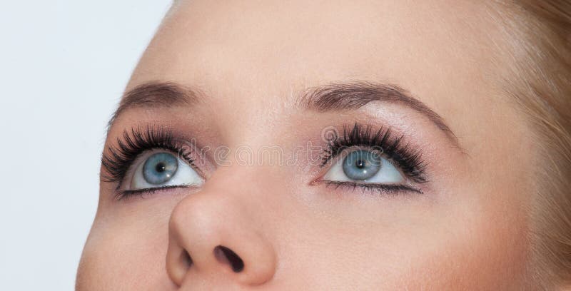 Primer plano de los ojos de una mujer con maquillaje fotos de archivo libres de regalías