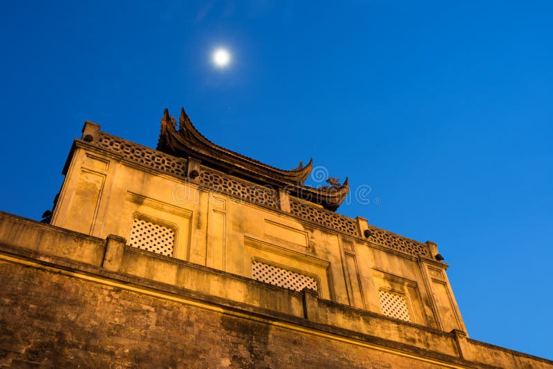 El top del primer del sector central de ciudadela imperial de Thang de largo, el complejo cultural que comprendía el recinto real