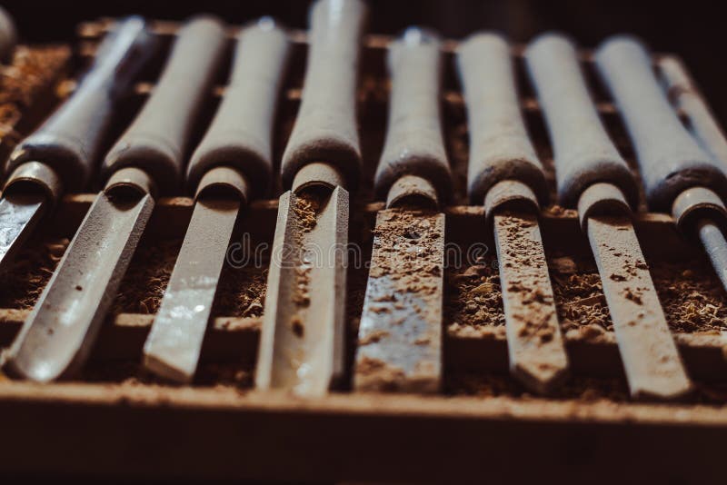 El torno de madera usado viejo cincela la selección en la tabla de madera oscura imagenes de archivo El torno de madera usado viejo cincela la selección en la tabla de madera oscura imagenes de archivo