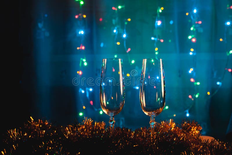 El tostar con los vidrios del champán contra luces del día de fiesta y Año Nuevo fotografía de archivo El tostar con los vidrios del champán contra luces del día de fiesta y Año Nuevo fotografía de archivo