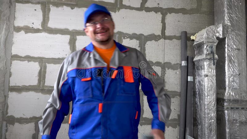 El trabajador en manos de un martillo está muy enojado y golpea almacen de video