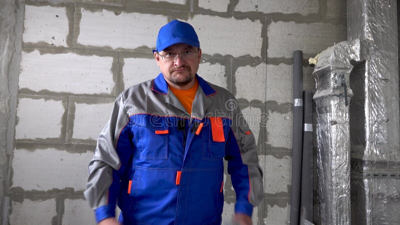 El trabajador en manos de un martillo está muy enojado y golpea almacen de video