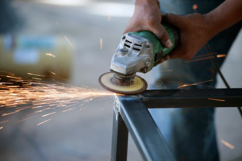 El trabajador es pieza de metal de soldadura de acero de la tabla imágenes de archivo libres de regalías El trabajador es pieza de metal de soldadura de acero de la tabla imágenes de archivo libres de regalías