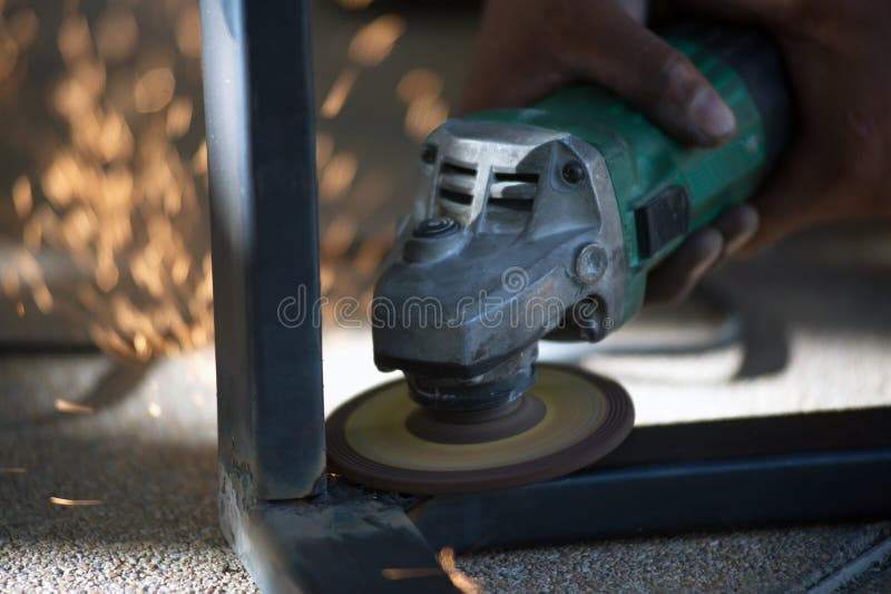 El trabajador es pieza de metal de soldadura de acero de la tabla fotografía de archivo libre de regalías El trabajador es pieza de metal de soldadura de acero de la tabla fotografía de archivo libre de regalías