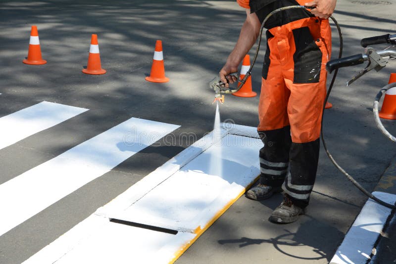 El trabajador está pintando un paso de peatones peatonal El trabajador técnico del hombre del camino que pinta y que comenta el p fotos de archivo libres de regalías El trabajador está pintando un paso de peatones peatonal El trabajador técnico del hombre del camino que pinta y que comenta el p fotos de archivo libres de regalías