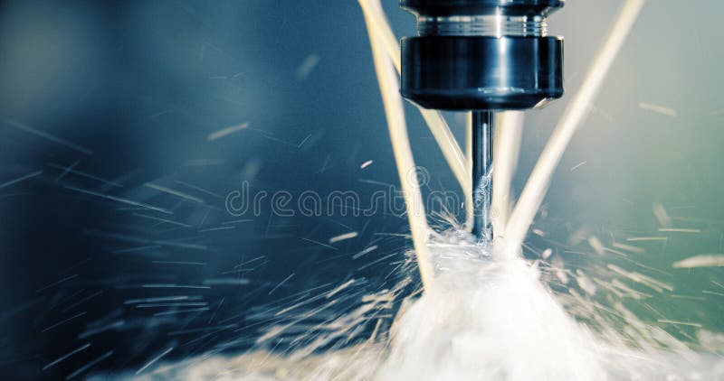 El trabajar a máquina industrial del CNC de la precisión del detalle del metal por el molino en la fábrica fotografía de archivo El trabajar a máquina industrial del CNC de la precisión del detalle del metal por el molino en la fábrica fotografía de archivo