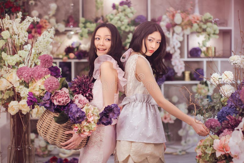 El trabajo feliz de los floristas asiáticos hermosos de las mujeres en tienda de flor con mucha primavera florece fotografía de archivo libre de regalías El trabajo feliz de los floristas asiáticos hermosos de las mujeres en tienda de flor con mucha primavera florece fotografía de archivo libre de regalías
