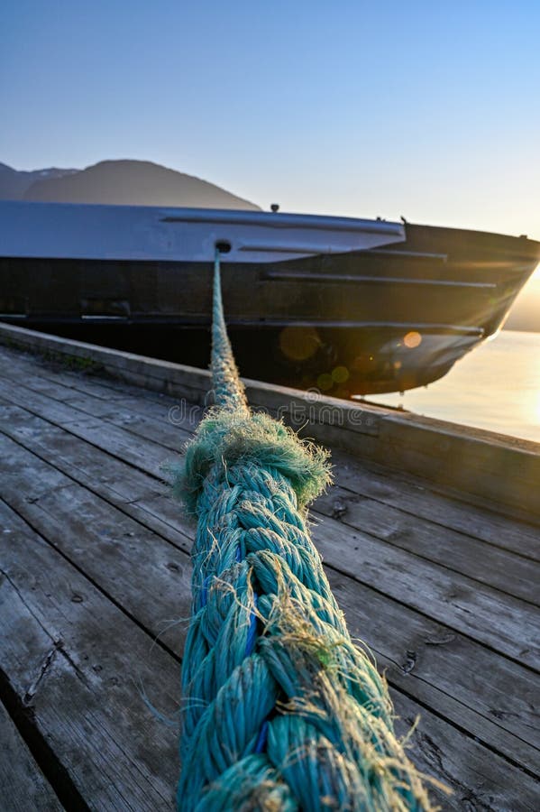 El transbordador se amarra en un embarcadero en Noruega fotos de archivo libres de regalías El transbordador se amarra en un embarcadero en Noruega fotos de archivo libres de regalías