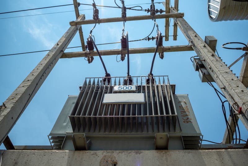 El transformador de la distribución eléctrica con los cables de tensión y el equipo de la protección instalan en polo concreto co imagenes de archivo El transformador de la distribución eléctrica con los cables de tensión y el equipo de la protección instalan en polo concreto co imagenes de archivo