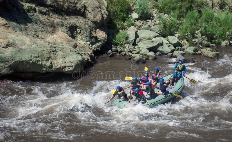 El transportar en balsa de whitewater del río Arkansas en la garganta real imagen de archivo libre de regalías El transportar en balsa de whitewater del río Arkansas en la garganta real imagen de archivo libre de regalías