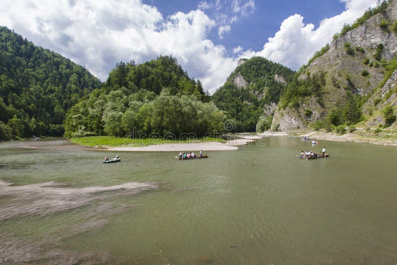 El transportar en balsa en el río de Dunajec fotografía de archivo libre de regalías El transportar en balsa en el río de Dunajec fotografía de archivo libre de regalías