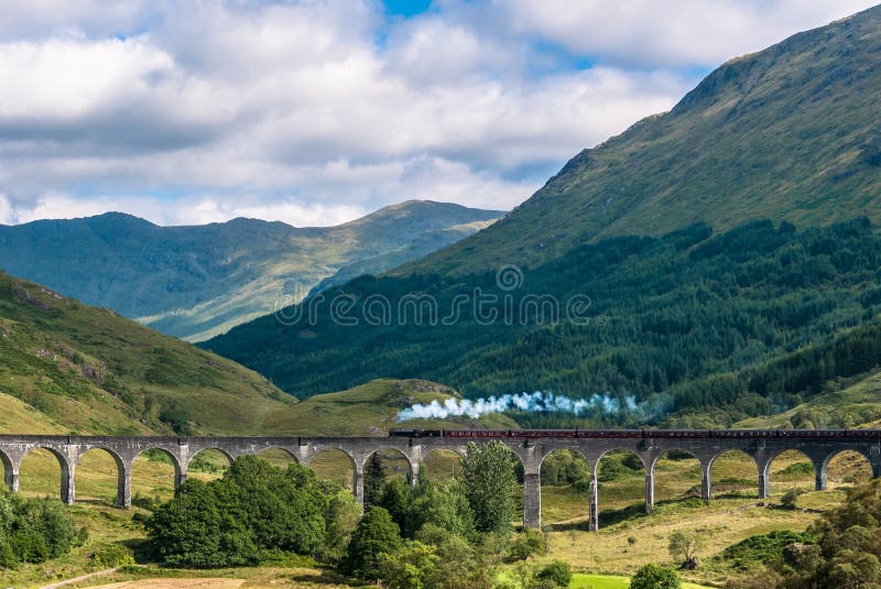 El tren de Jacobite sobre el viaducto de Glenfinnan imagen de archivo libre de regalías El tren de Jacobite sobre el viaducto de Glenfinnan imagen de archivo libre de regalías