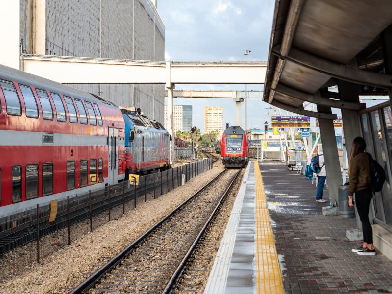 El tren de pasajeros interurbano llega la plataforma del ferrocarril de Mirkaz Shmona en Haifa, Israel imagenes de archivo El tren de pasajeros interurbano llega la plataforma del ferrocarril de Mirkaz Shmona en Haifa, Israel imagenes de archivo