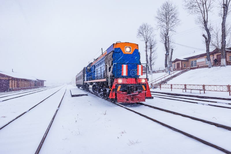 El tren local antes de la salida hace una pausa la plataforma de la estación de Kultuk Ferrocarril de Circum-Baikal imagen de archivo libre de regalías El tren local antes de la salida hace una pausa la plataforma de la estación de Kultuk Ferrocarril de Circum-Baikal imagen de archivo libre de regalías