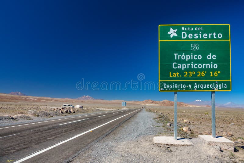 El trópico del Capricornio firma adentro el desierto de Atacama, Chile - Suramérica fotos de archivo libres de regalías El trópico del Capricornio firma adentro el desierto de Atacama, Chile - Suramérica fotos de archivo libres de regalías