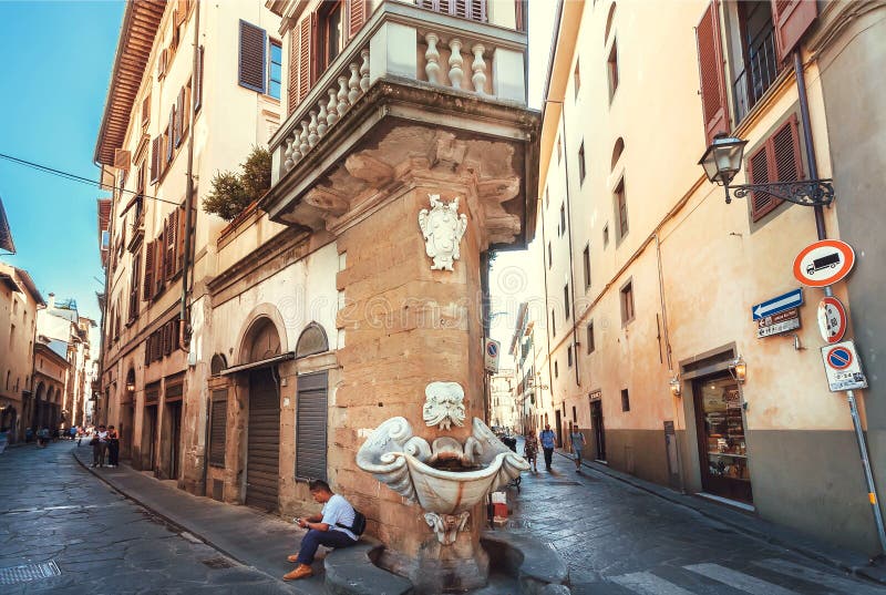 El turista perdió en las calles históricas de la ciudad antigua de Toscana imagenes de archivo El turista perdió en las calles históricas de la ciudad antigua de Toscana imagenes de archivo