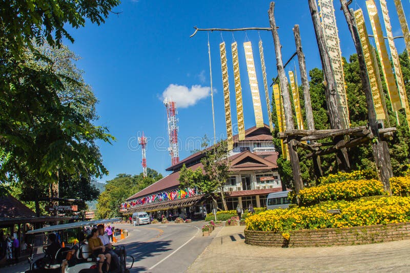 El turista visitó el chalet real de Doi Tung con la tribu tailandesa septentrional tradicional hermosa que las banderas están col fotografía de archivo El turista visitó el chalet real de Doi Tung con la tribu tailandesa septentrional tradicional hermosa que las banderas están col fotografía de archivo