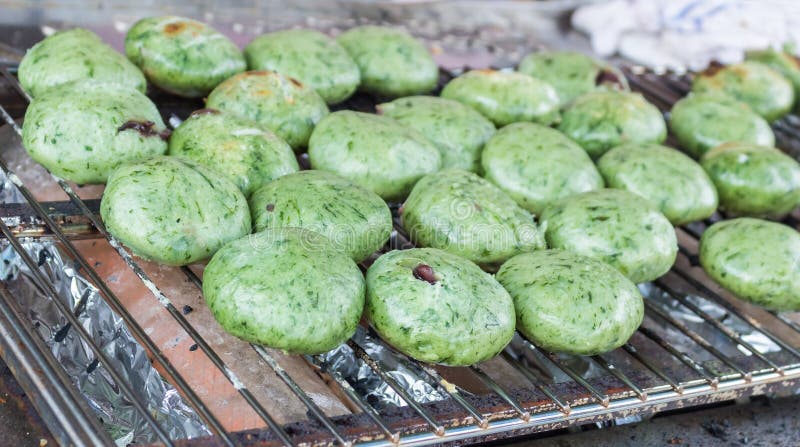 El té verde asado coció el bollo de la materia al vapor en el horno fotografía de archivo libre de regalías El té verde asado coció el bollo de la materia al vapor en el horno fotografía de archivo libre de regalías