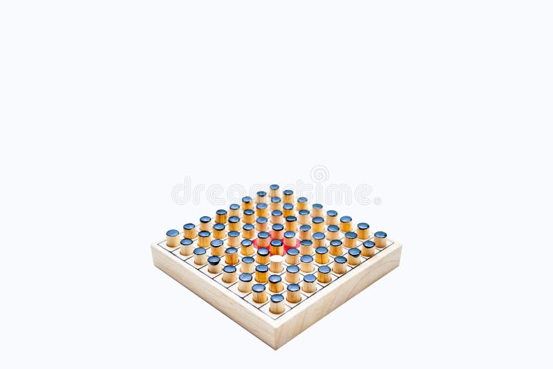 El un blanco en negro del cierre de madera del juego de Revessi Othello para arriba de diverso palillo de madera en el fondo blanco con un espacio de la trayectoria y de la copia de recortes, concepto del negocio, foco selectivo