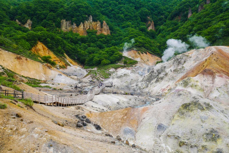 El valle de Jigokudani en Noboribetsu, Hokkaido la mayoría de las aguas termales famosas onsen el centro turístico, Japón fotografía de archivo El valle de Jigokudani en Noboribetsu, Hokkaido la mayoría de las aguas termales famosas onsen el centro turístico, Japón fotografía de archivo