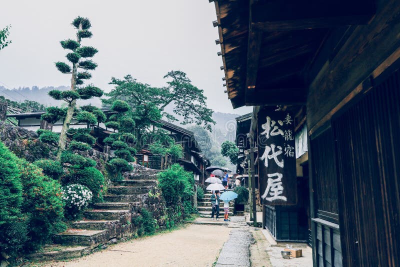 El valle de Kiso es la ciudad vieja o las casas de madera tradicionales japonesas para los viajeros que caminan en la calle vieja foto de archivo libre de regalías El valle de Kiso es la ciudad vieja o las casas de madera tradicionales japonesas para los viajeros que caminan en la calle vieja foto de archivo libre de regalías
