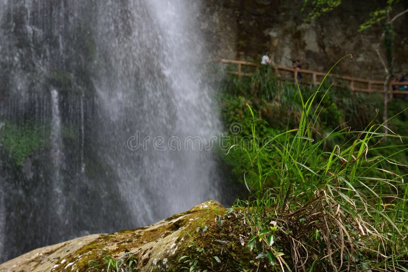 El valle se cose con las pequeñas corrientes del agua imágenes de archivo libres de regalías El valle se cose con las pequeñas corrientes del agua imágenes de archivo libres de regalías