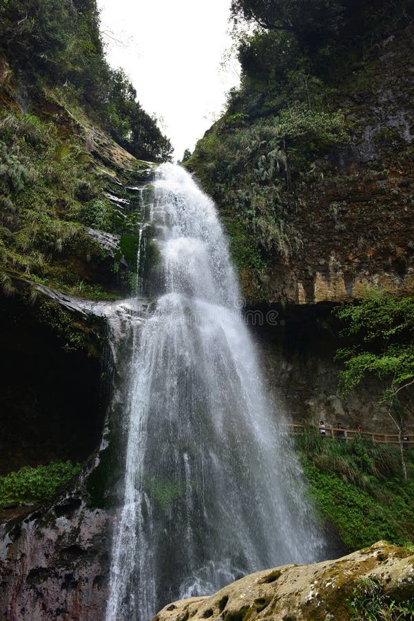 El valle se cose con las pequeñas corrientes del agua imagen de archivo libre de regalías El valle se cose con las pequeñas corrientes del agua imagen de archivo libre de regalías