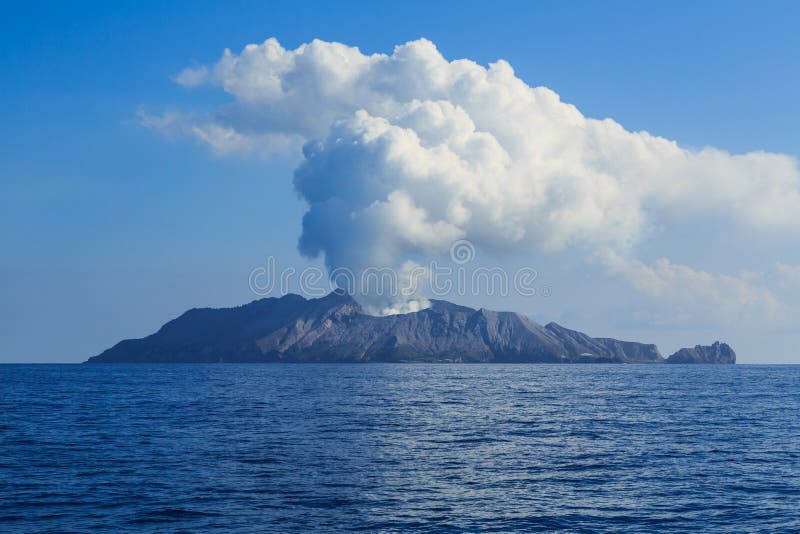 El vapor vierte de la isla blanca, un volcán activo de la costa de Nueva Zelanda foto de archivo El vapor vierte de la isla blanca, un volcán activo de la costa de Nueva Zelanda foto de archivo