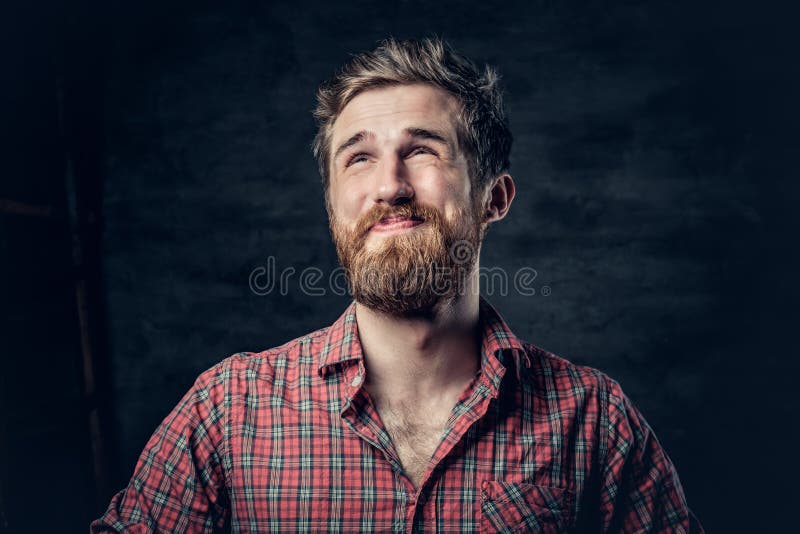 El varón barbudo vestido en una camisa roja del paño grueso y suave hace la conversación foto de archivo libre de regalías El varón barbudo vestido en una camisa roja del paño grueso y suave hace la conversación foto de archivo libre de regalías