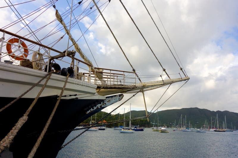 El velero nuevamente llegado tenaz en las islas de barlovento imagen de archivo libre de regalías El velero nuevamente llegado tenaz en las islas de barlovento imagen de archivo libre de regalías