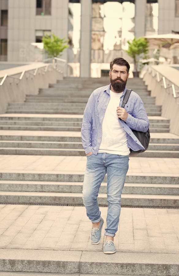 Verano En. Un Hombre Baja Al Aire Libre. Estilo De Verano De Moda De Hipster. Ropa De Informal. Urbano Foto de archivo - Imagen de ciudad, brutal: 226256514