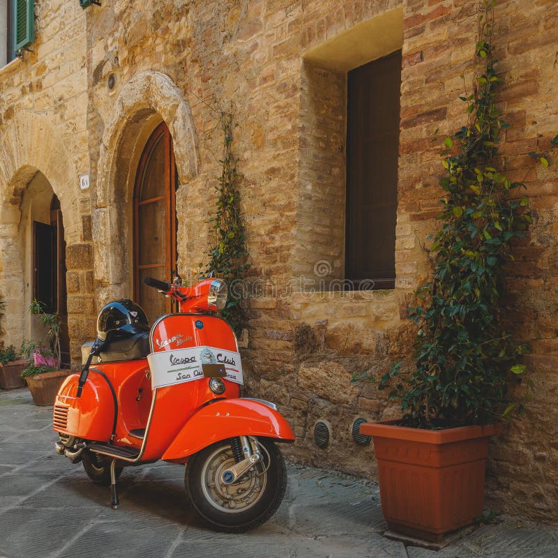 El Vespa Piaggio del vintage parqueó en una calle de una ciudad toscana Italia, 2017 imagen de archivo libre de regalías El Vespa Piaggio del vintage parqueó en una calle de una ciudad toscana Italia, 2017 imagen de archivo libre de regalías