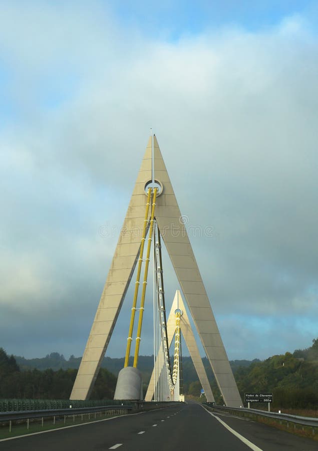 Cantidad de Desviación Una buena amiga El Viaducto De Chavanon En Francia, Uno De Puentes Colgantes Más Originales  De La Carretera Construidos Nunca Imagen de archivo editorial - Imagen de  carretera, calzada: 35770214