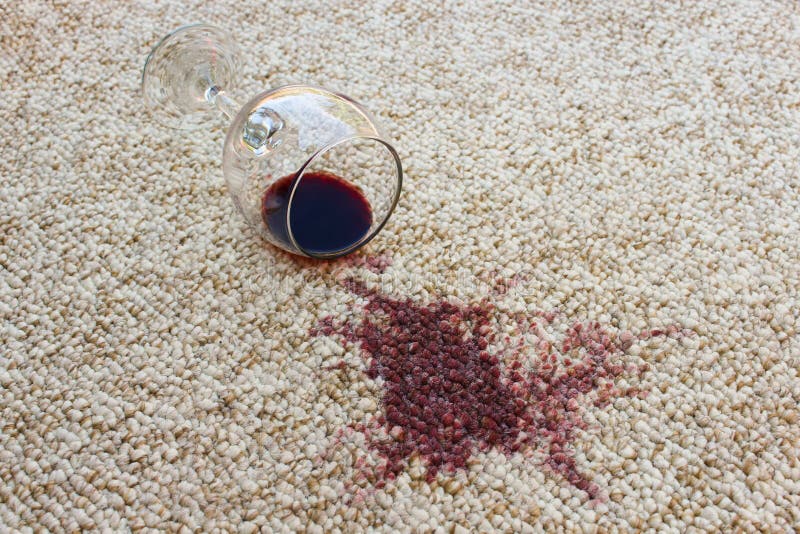 El vidrio de vino rojo cayó en la alfombra foto de archivo El vidrio de vino rojo cayó en la alfombra foto de archivo