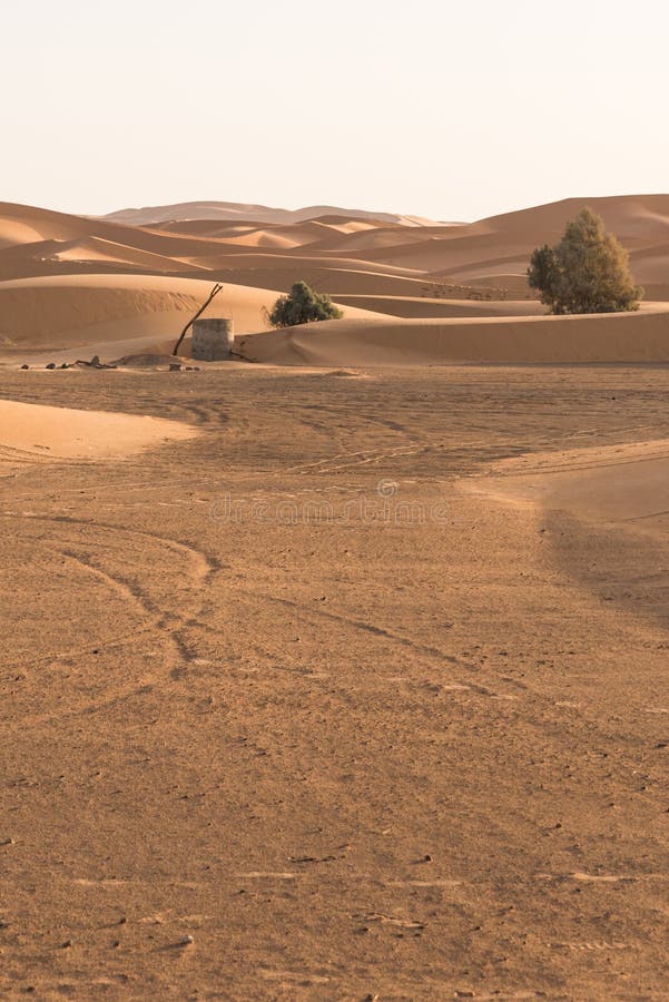 El viejo bien en el desierto del Sáhara para el agua subterránea imagen de archivo El viejo bien en el desierto del Sáhara para el agua subterránea imagen de archivo