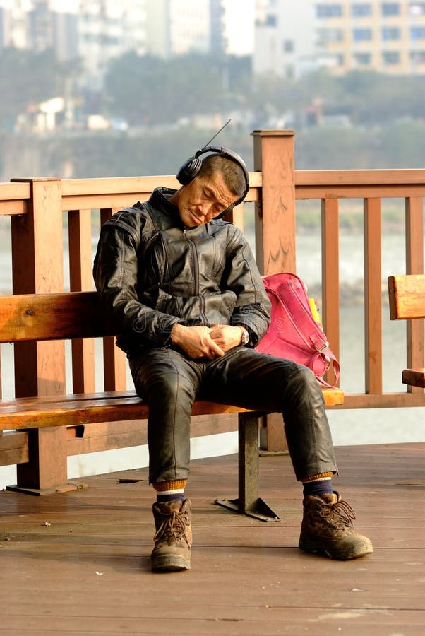 El viejo hombre de Ya'an China-Uno está durmiendo debajo del sol fotos de archivo El viejo hombre de Ya'an China-Uno está durmiendo debajo del sol fotos de archivo