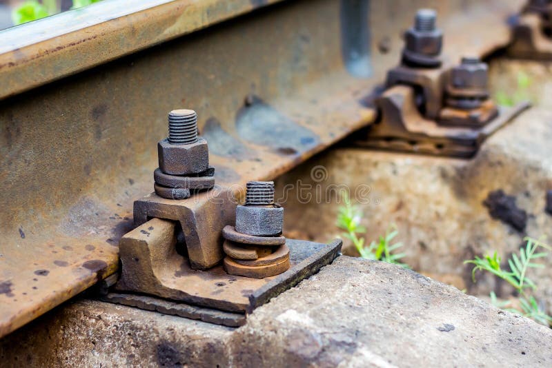 El viejo moho emperna para los carriles de montaje en pista de ferrocarril Conne del perno foto de archivo libre de regalías El viejo moho emperna para los carriles de montaje en pista de ferrocarril Conne del perno foto de archivo libre de regalías