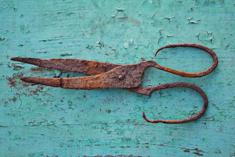 El viejo moho scissor en fondo pintado verde foto de archivo libre de regalías El viejo moho scissor en fondo pintado verde foto de archivo libre de regalías