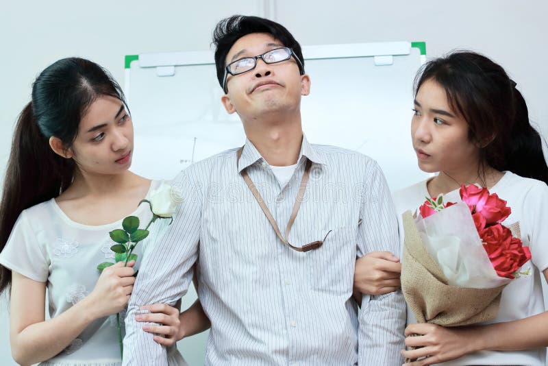 El vintage entonó imagen de la relación complicada frustrada entre tres personas Concepto del triángulo de amor imagen de archivo libre de regalías El vintage entonó imagen de la relación complicada frustrada entre tres personas Concepto del triángulo de amor imagen de archivo libre de regalías