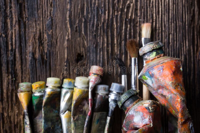 El vintage estilizó la foto del primer multicolor de los tubos de la pintura del aceite y imagenes de archivo El vintage estilizó la foto del primer multicolor de los tubos de la pintura del aceite y imagenes de archivo